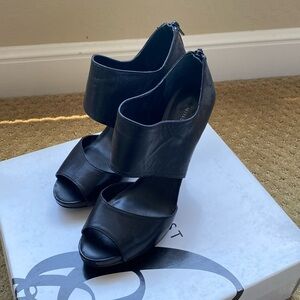 Nine West black leather Textmeo Shoe. Size 61/2 M. Very good condition.